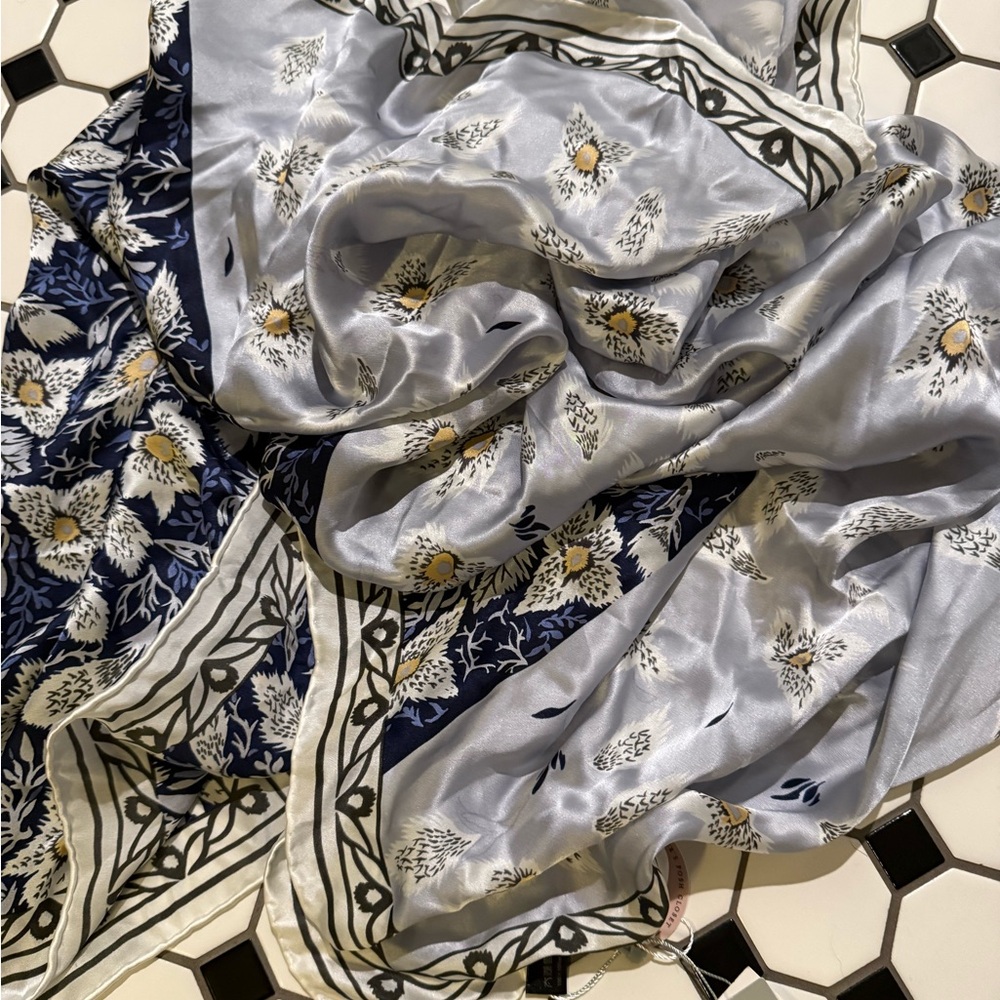Taihu snow silk Elegant Floral Scarf in Blue and White - Picture 3 of 8